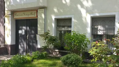 Ein Garten an der Unterkunft Pension Tempelhof