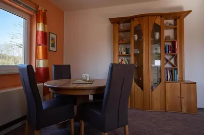 Ein Sitzbereich in der Unterkunft Ferienwohnung Sonnenblume Himmelpfort