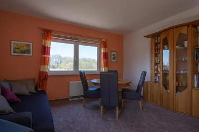 Ein Sitzbereich in der Unterkunft Ferienwohnung Sonnenblume Himmelpfort