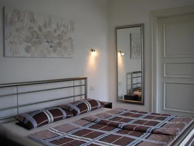 Ein Bett oder Betten in einem Zimmer der Unterkunft FeWo Havelpalais direkt am Wasser
