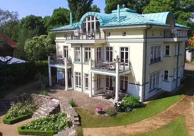 Ein Garten an der Unterkunft FeWo Havelpalais direkt am Wasser
