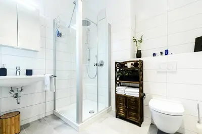 Ein Badezimmer in der Unterkunft 90sqm 2BR Design Gem - outdoor terrace