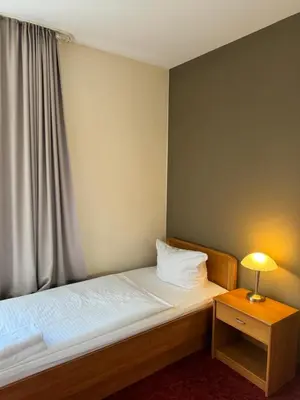 Ein Bett oder Betten in einem Zimmer der Unterkunft Hotel Bonverde (Wannsee-Hof)