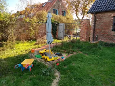 Ein Garten an der Unterkunft Große Ferienwohnung in Peetzig am See