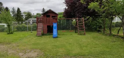 Ein Kinderspielbereich in der Unterkunft Ferienwohnungen am Werbellinsee