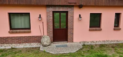 Das Gebäude in dem sich das Ferienhaus befindet