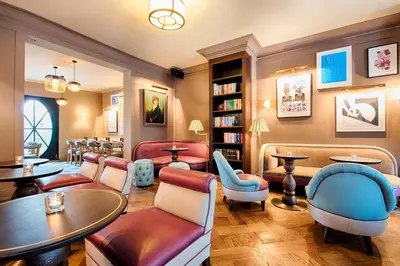 Ein Sitzbereich in der Unterkunft Mondrian Suites Berlin am Checkpoint Charlie