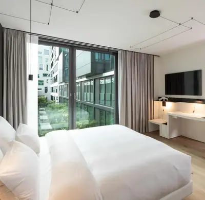 Ein Bett oder Betten in einem Zimmer der Unterkunft KPM Hotel & Residences Berlin, a Member of Design Hotels