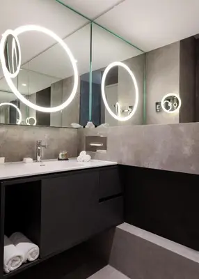 Ein Badezimmer in der Unterkunft KPM Hotel & Residences Berlin, a Member of Design Hotels