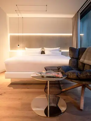 Ein Bett oder Betten in einem Zimmer der Unterkunft KPM Hotel & Residences Berlin, a Member of Design Hotels