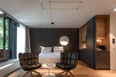 Ein Bett oder Betten in einem Zimmer der Unterkunft KPM Hotel & Residences Berlin, a Member of Design Hotels