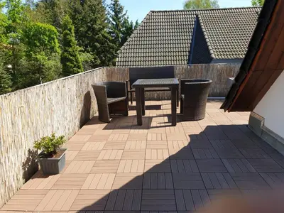 Ein Balkon oder eine Terrasse in der Unterkunft Zwei Etagen Wohnung im Grünen