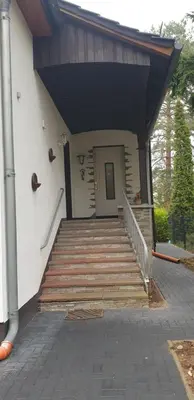 Eine Fassade oder ein Eingang zu Zwei Etagen Wohnung im Grünen
