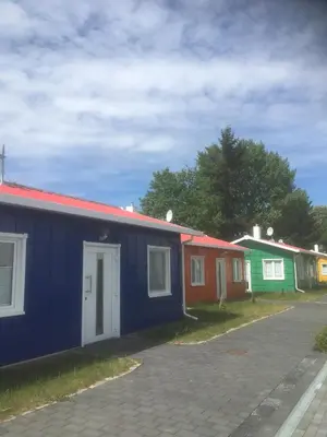 Das Gebäude in dem sich das Ferienhaus befindet