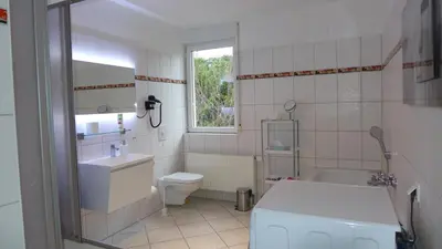 Ein Badezimmer in der Unterkunft Ferienwohnung Waldweg Bad Saarow