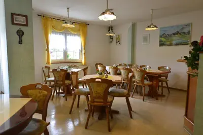 Ein Restaurant oder anderes Speiselokal in der Unterkunft Christel's Pension