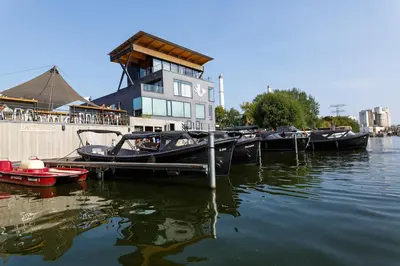 Blick auf einen Fluss in der Nähe des Bootes