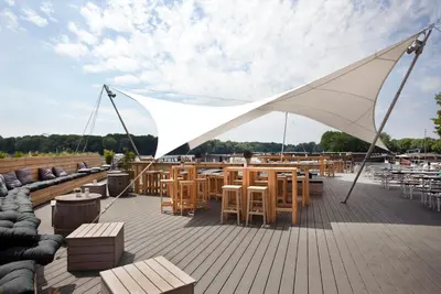Ein Restaurant oder anderes Speiselokal in der Unterkunft Spreeapartment MARA