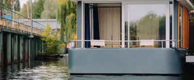 Blick auf einen Fluss in der Nähe des Bootes