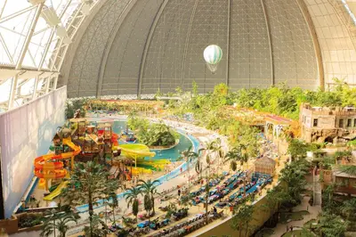 Der Swimmingpool an oder in der Nähe von Tropical Islands Campingplatz