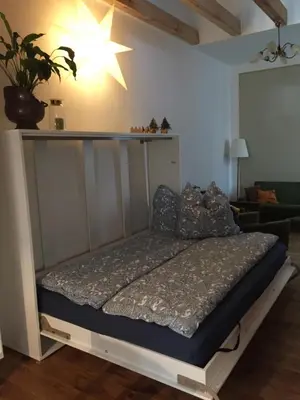 Ein Bett oder Betten in einem Zimmer der Unterkunft Ferienwohnung Kamp `Himmelsblick` mit Schlafgalerie