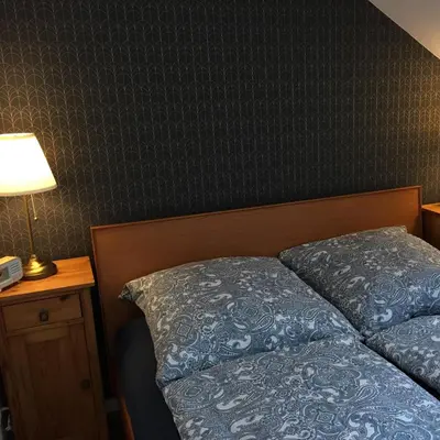 Ein Bett oder Betten in einem Zimmer der Unterkunft Ferienwohnung Kamp `Himmelsblick` mit Schlafgalerie