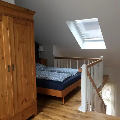 Ein Bett oder Betten in einem Zimmer der Unterkunft Ferienwohnung Kamp `Himmelsblick` mit Schlafgalerie