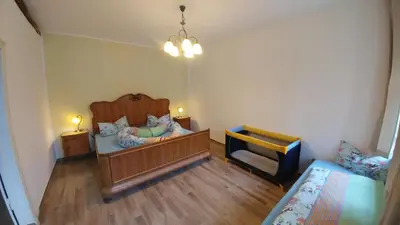 Ein Bett oder Betten in einem Zimmer der Unterkunft Mirabellenhof - Kleine Ferienwohnung mit Altstadtblick