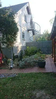 Ein Garten an der Unterkunft Klimatisiertes Ferienapartment an der Stadtgrenze von Berlin