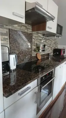 Küche/Küchenzeile in der Unterkunft Klimatisiertes Ferienapartment an der Stadtgrenze von Berlin