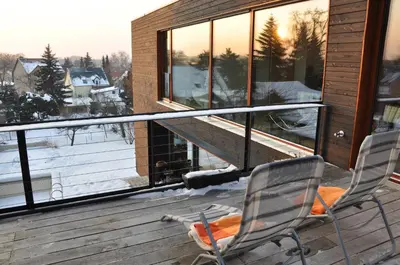 Ein Balkon oder eine Terrasse in der Unterkunft Poolvilla