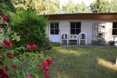 Ein Garten an der Unterkunft Ferienwohnung am Wald