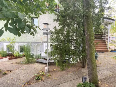 Ein Garten an der Unterkunft Zimmervermietung Berlin-Spandau