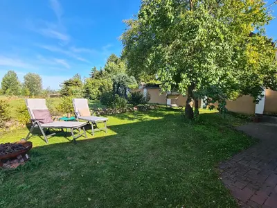 Ein Garten an der Unterkunft Idylle am See