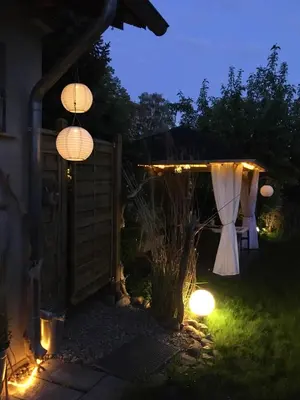 Ein Garten an der Unterkunft GartenApartment Strandgut mit Outdoor Whirlpool und Garten