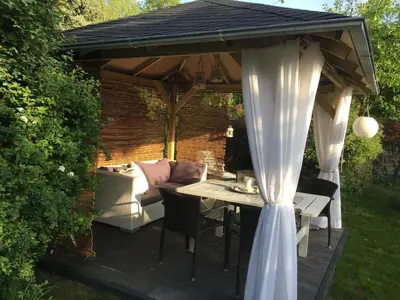 Ein Garten an der Unterkunft GartenApartment Strandgut mit Outdoor Whirlpool und Garten