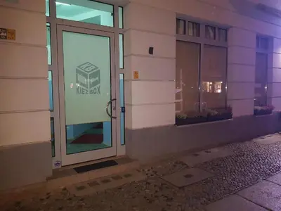 Eine Fassade oder ein Eingang zu Kiez Box TwentyForSeven private room