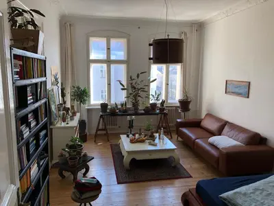 Ein Sitzbereich in der Unterkunft heller großer jugendstil altbau in berlin tempelhof