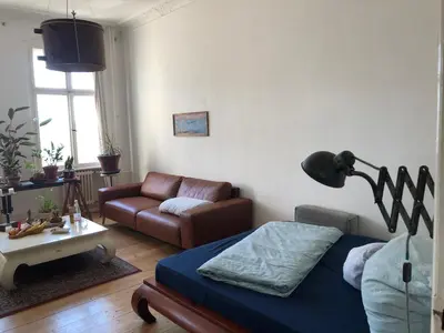 Ein Sitzbereich in der Unterkunft heller großer jugendstil altbau in berlin tempelhof
