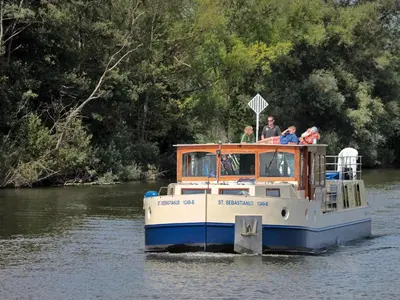 Blick auf einen Fluss in der Nähe des Bootes