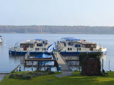 Naturlandschaft in der Nähe des Bootes