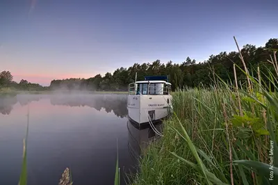 Naturlandschaft in der Nähe des Bootes