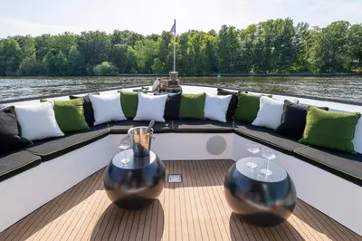Blick auf einen Fluss in der Nähe des Bootes