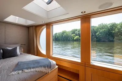 Blick auf einen Fluss in der Nähe des Bootes