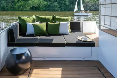 Blick auf einen Fluss in der Nähe des Bootes