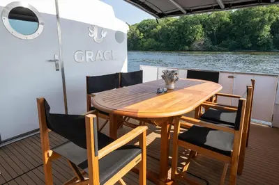 Blick auf einen Fluss in der Nähe des Bootes