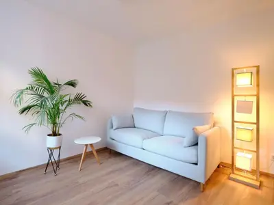 Ein Sitzbereich in der Unterkunft Travel Art Boardinghouse