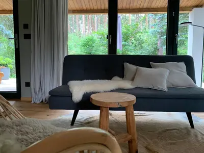 Ein Sitzbereich in der Unterkunft Bungalow im Wald
