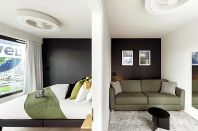 Ein Sitzbereich in der Unterkunft Wilde Aparthotels Berlin, Checkpoint Charlie