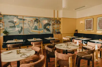 Ein Sitzbereich in der Unterkunft Wilde Aparthotels Berlin, Checkpoint Charlie